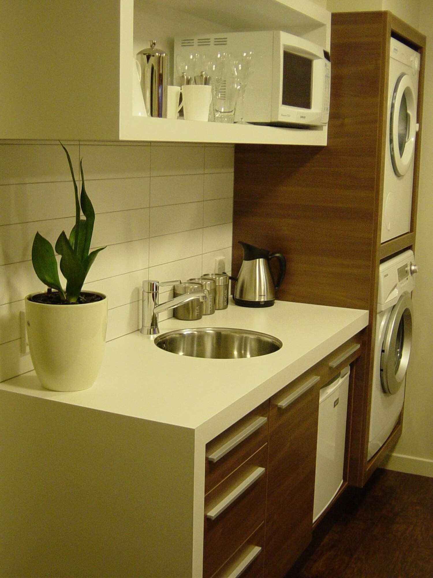 DELUXE, SUITE, JETTED TUB