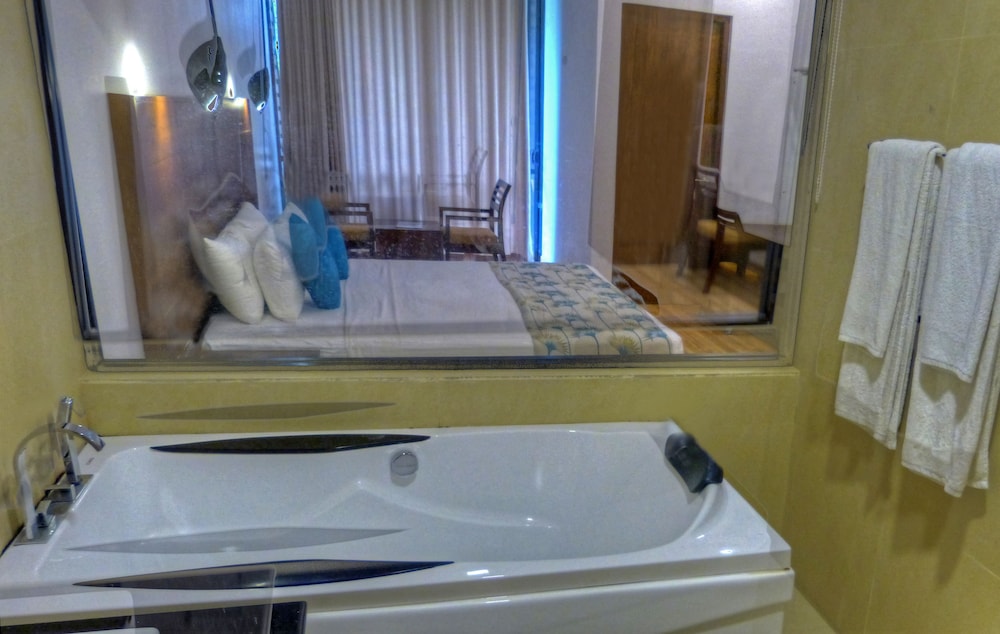 The Rain Tree Hotel 35/38