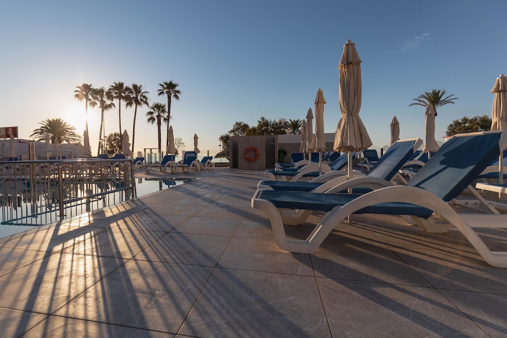 R2 Veronica Beach Hotel 41/48