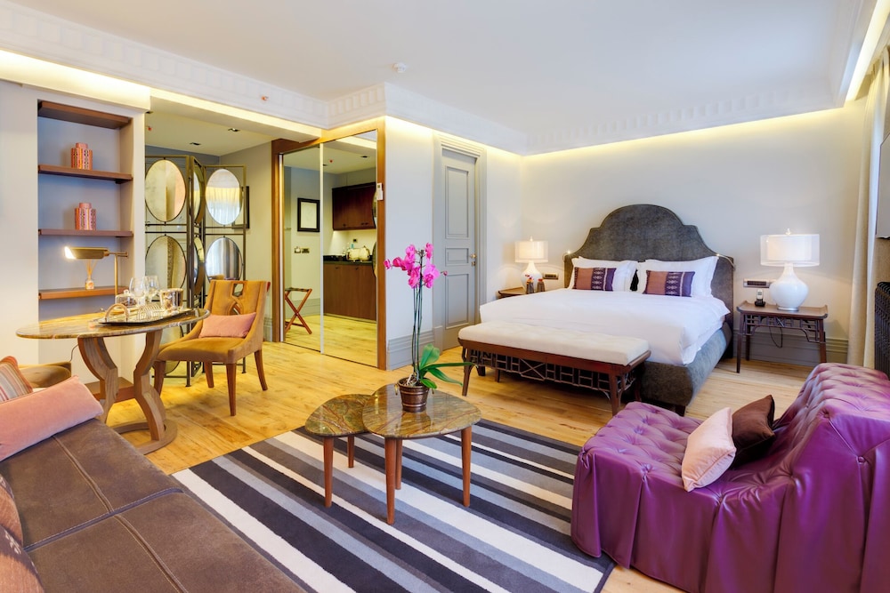 جناح ديلوكس بسرير كينج بإطلالة على المدينة بشرفة، Ravouna 1906 Suites - Special Class Adults Only 4/5