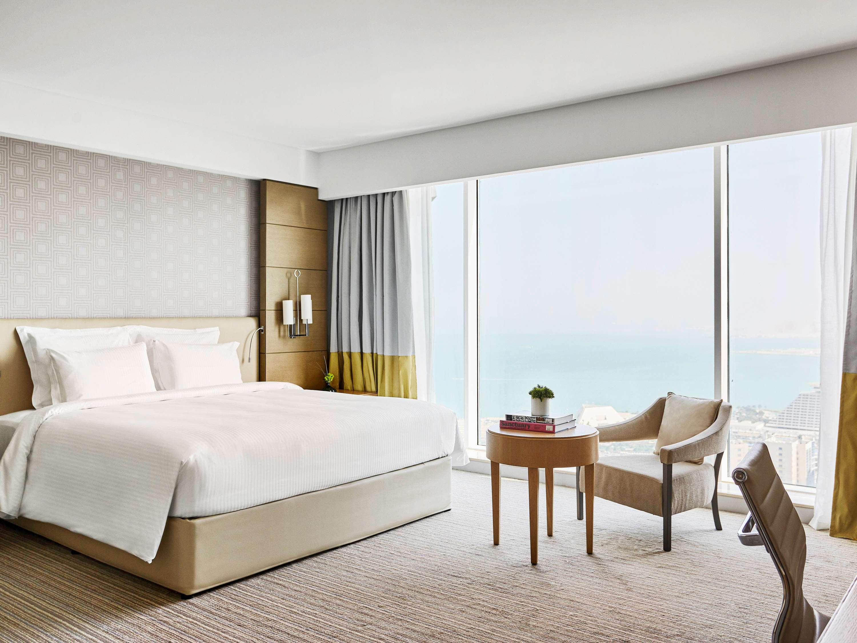 SUPERIOR, KING BED, WORKING AREA
