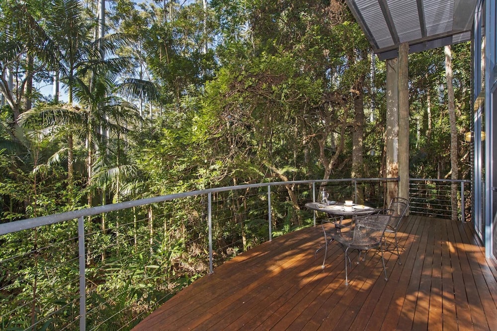 PETHERS RAINFOREST RETREAT 44/50