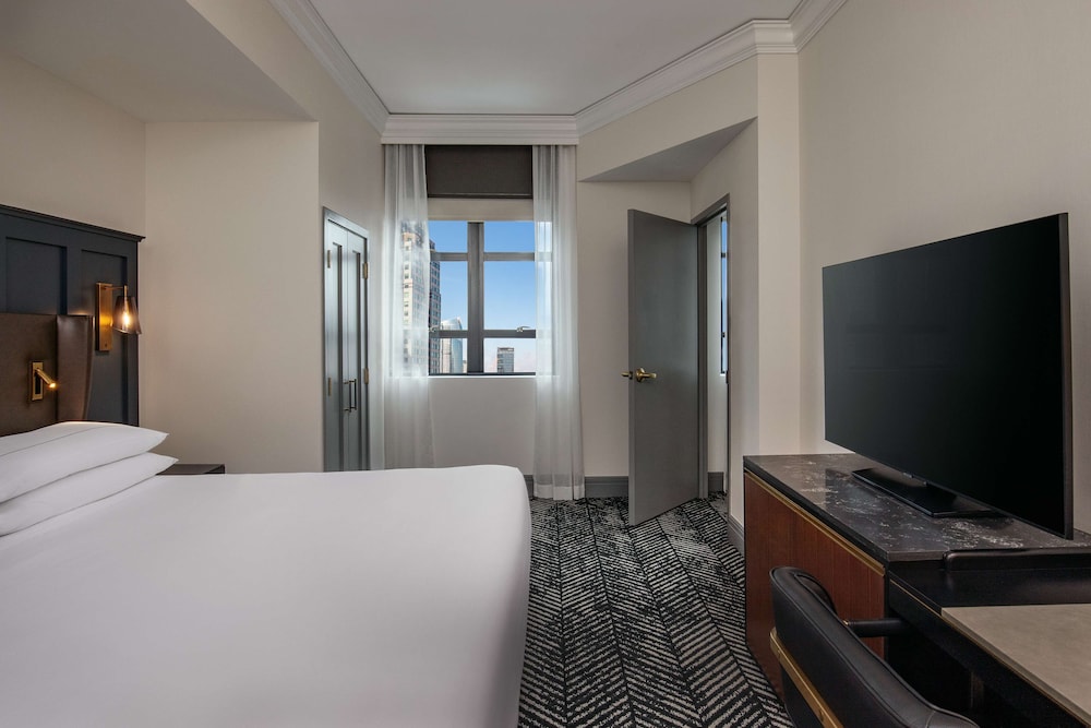 DELUXE, KING BED