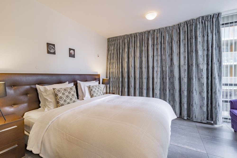 2 BEDROOMS, SUITE, BALCONY
