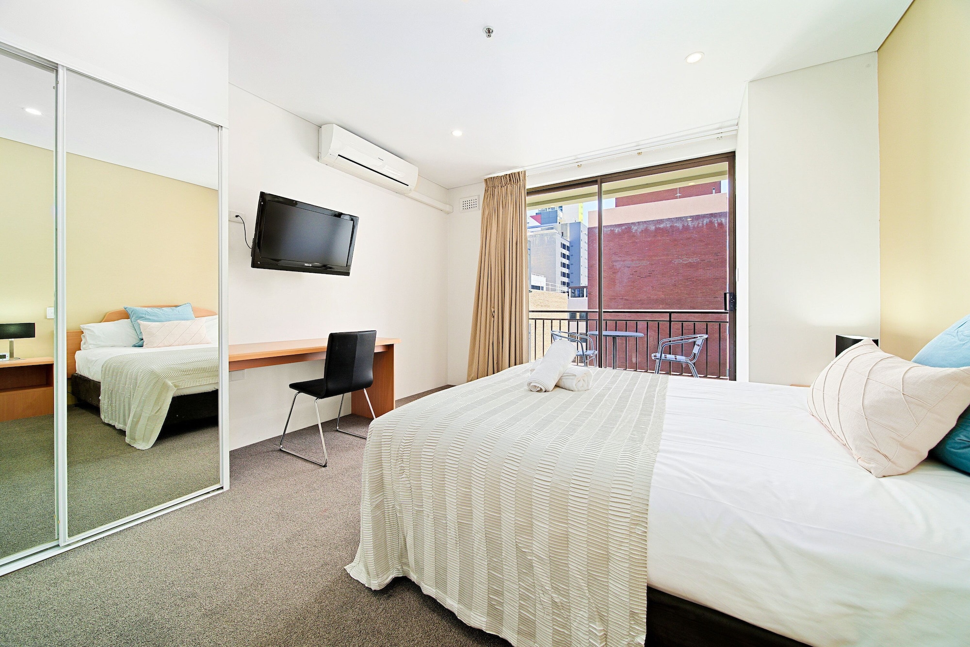 1 BEDROOM, APARTMENT, QUEEN BED, BALCONY