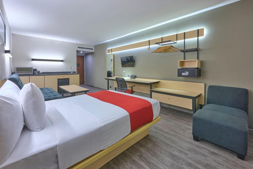 Guest Room, Superior, Queen Bed, Sofa