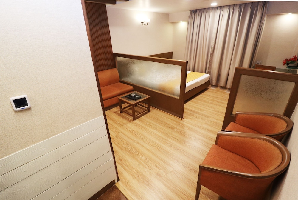 Hotel Rajhans Regent 28/48
