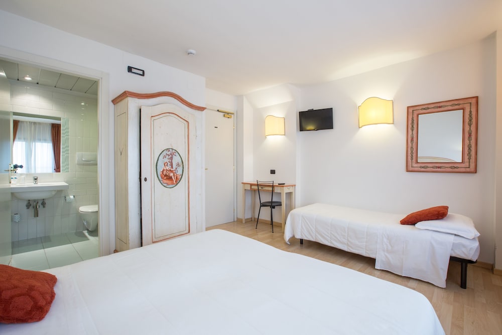 ROOM, TRIPLE