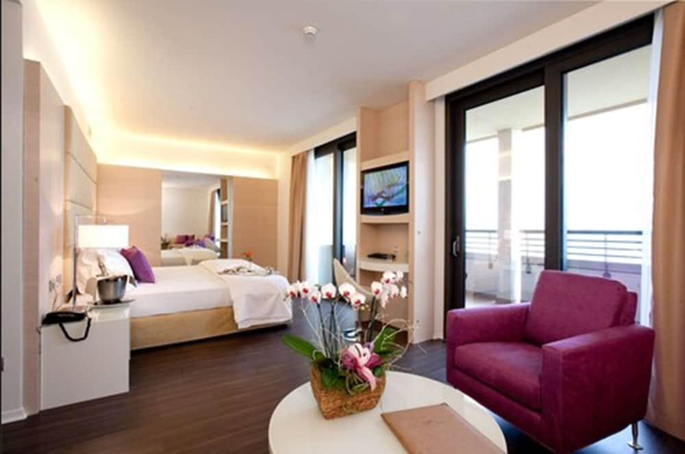 LAGUNA PALACE HOTEL 28/74