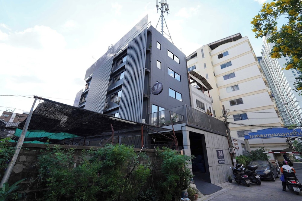 RQ Bangkok Huai Khwang by Collection O 56/61