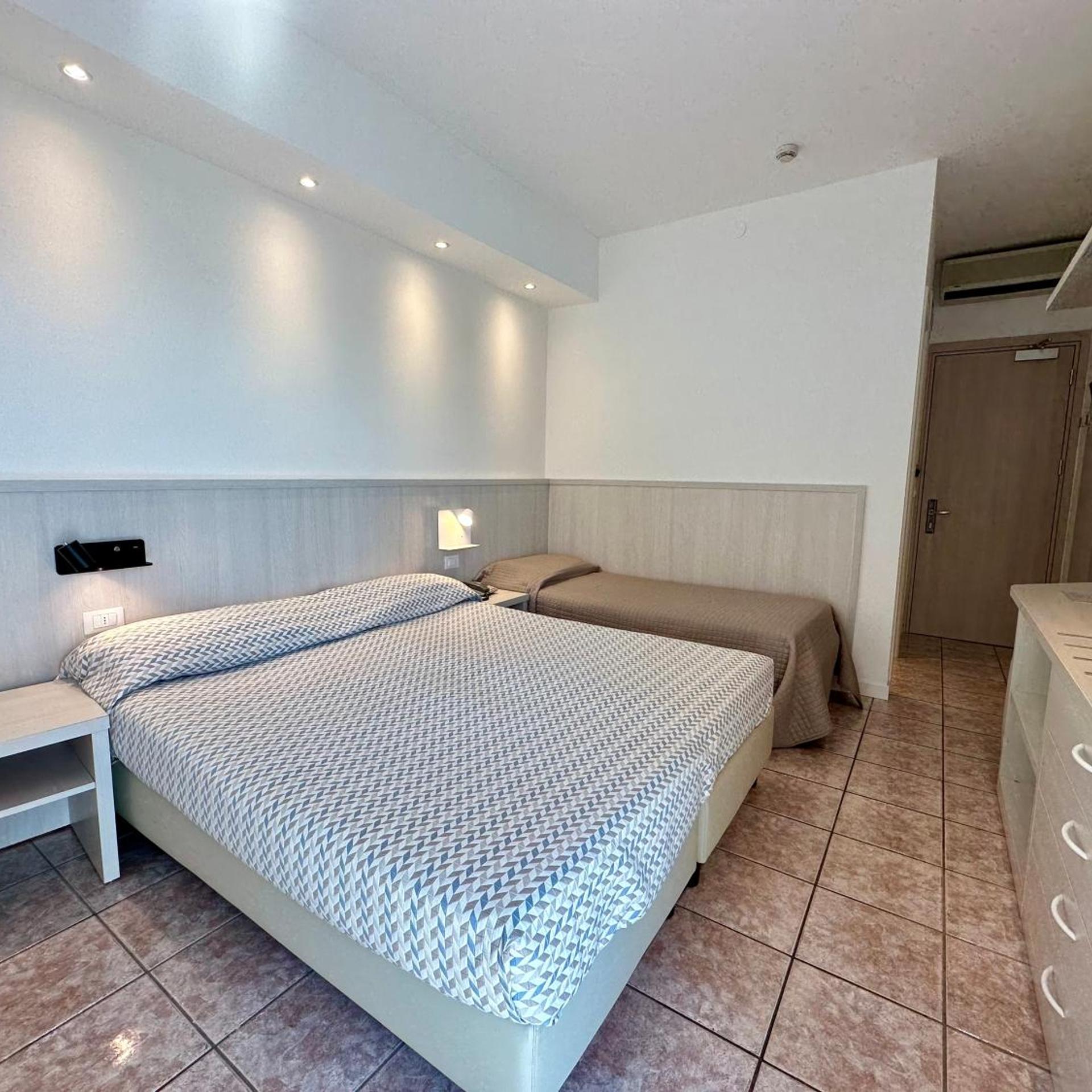 Classic, Triple, Lateral Side Sea View, Balcony
