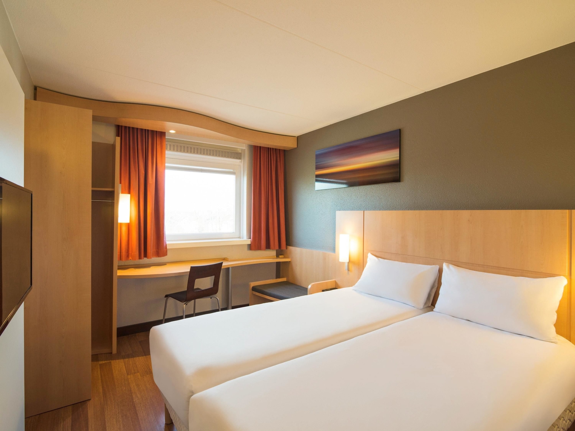 ROOM, TWIN BEDS