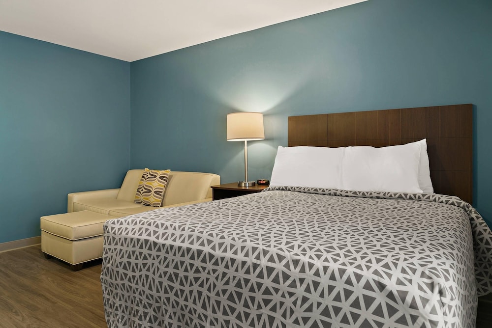 WoodSpring Suites East Lansing - University Area 18/50