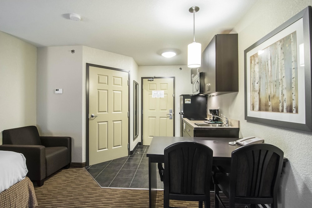 Quality Inn & Suites Thompson, MB 28/41