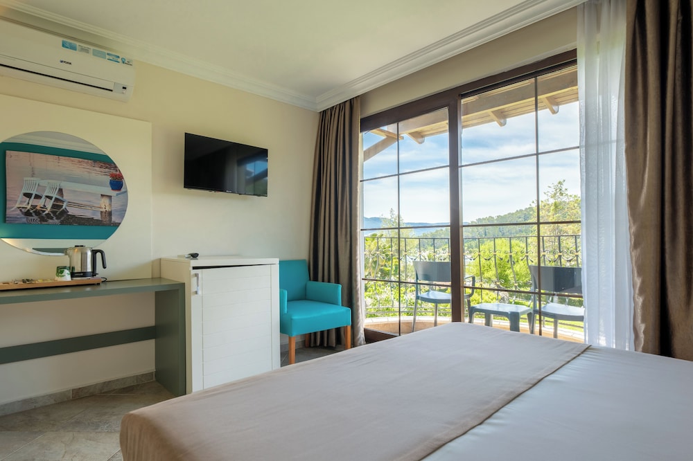 غرفة قياسية بسرير كوين وسرير فردي بإطلالة جزئية على البحر، Green Bay Resort & Spa 5/10