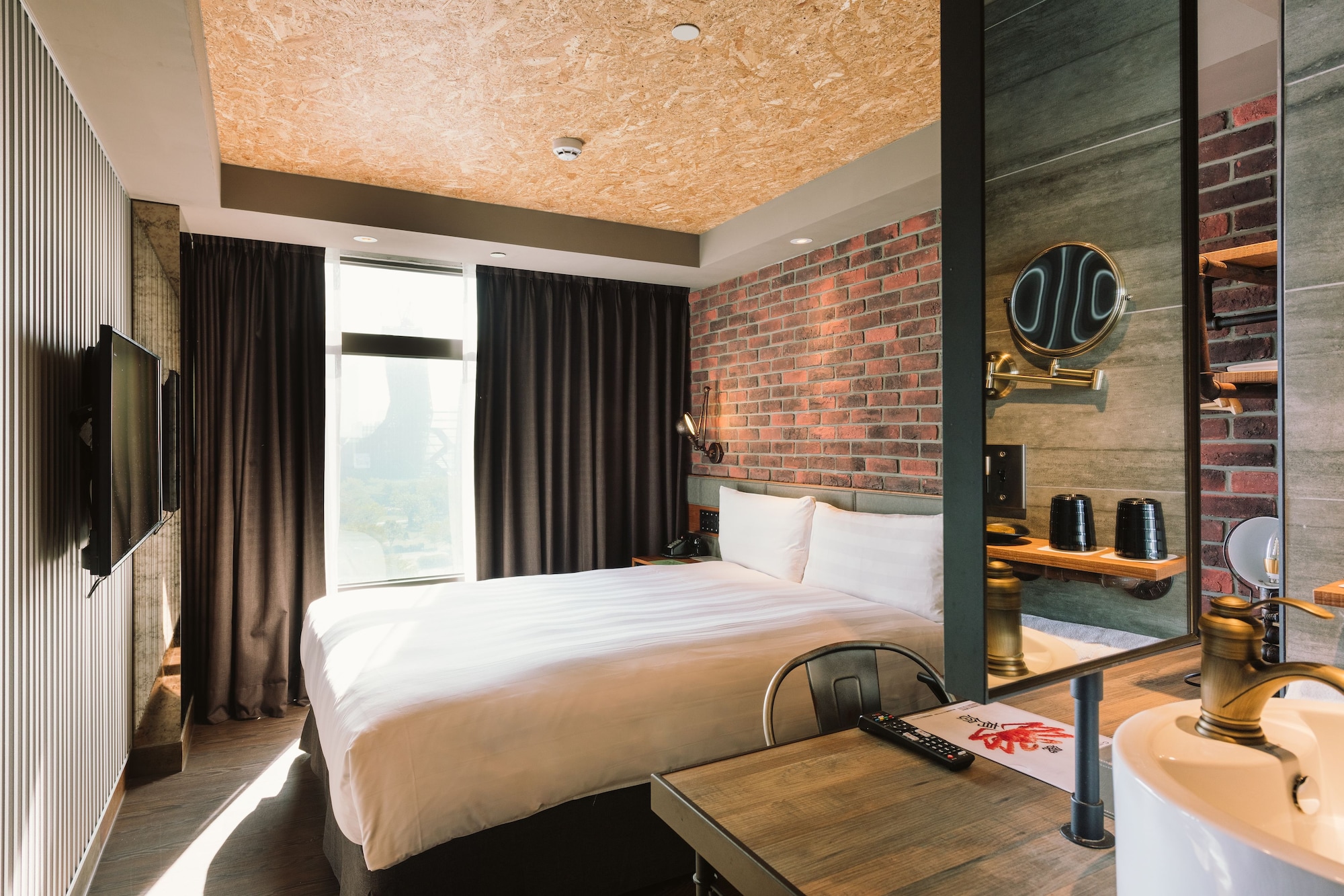 DELUXE, DOUBLE BED