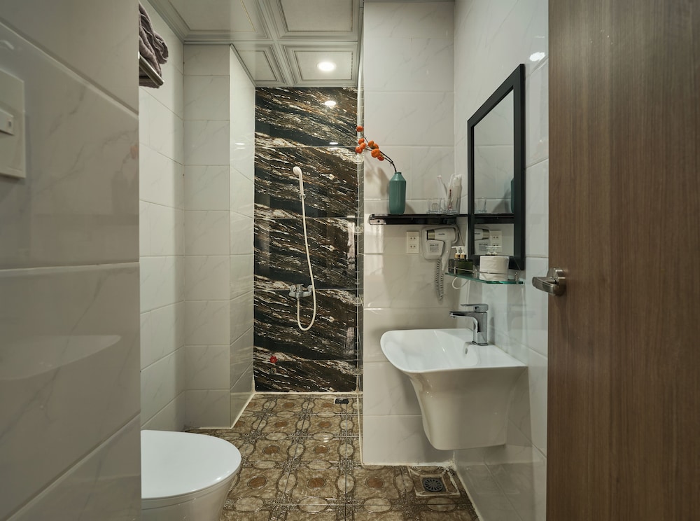 The Passion Hotel Airport - 5 minutes to Tan Son Nhat 47/50