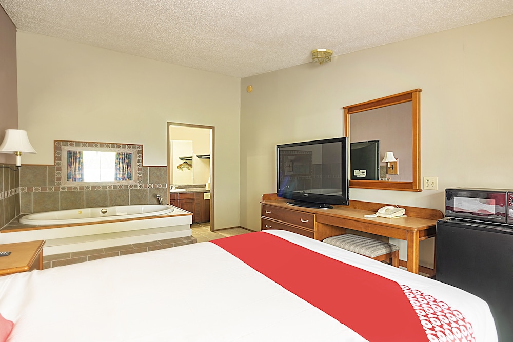 OYO Hotel Daleville AL Hwy 84 12/75