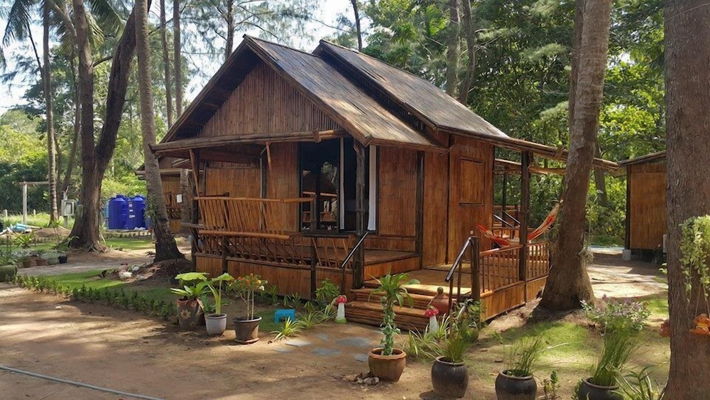 Eco Lanta Hideaway Beach Resort 1/44