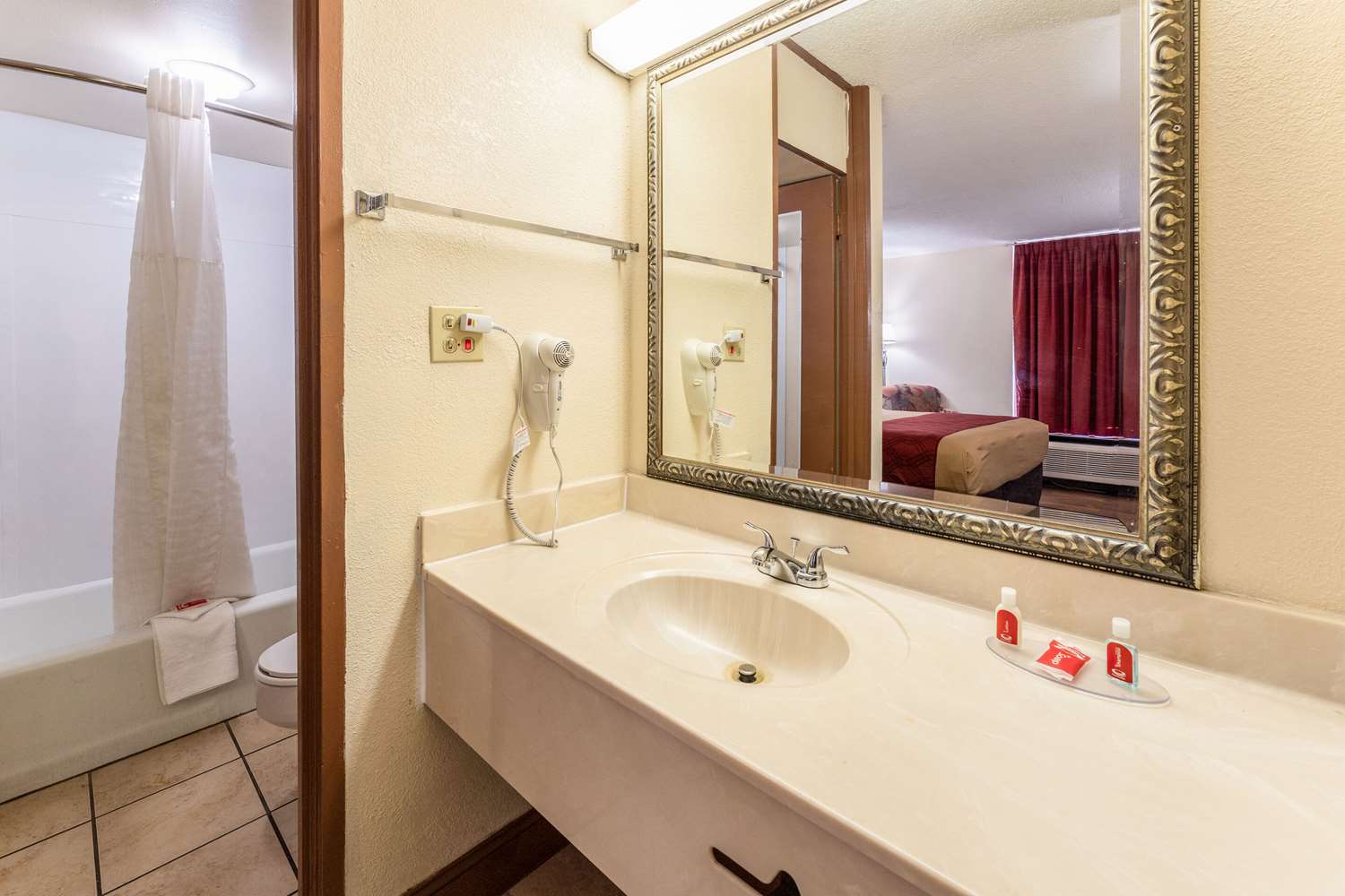 Econo Lodge Inn Suites Macon West 28/28