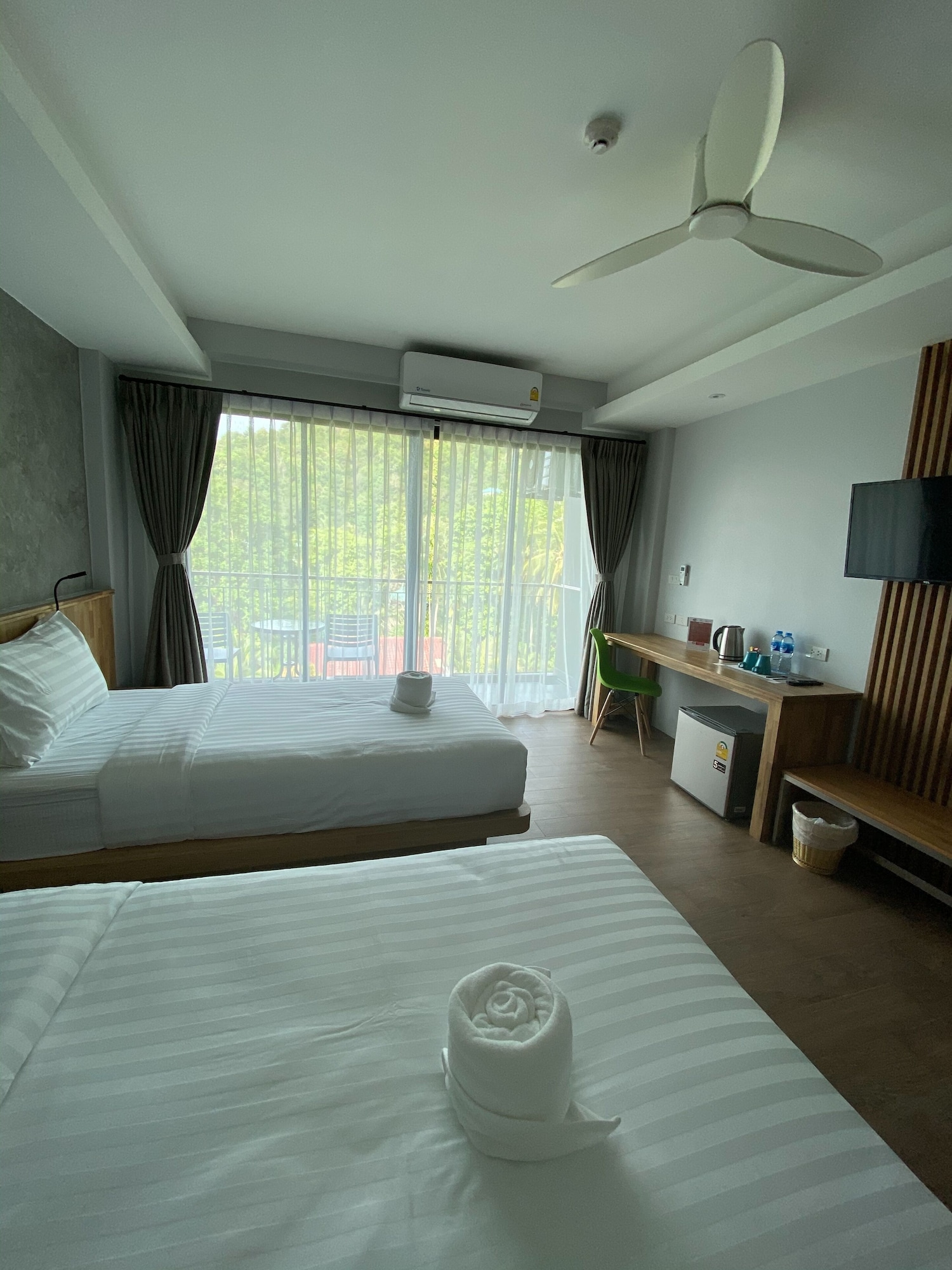 DELUXE, TWIN BEDS