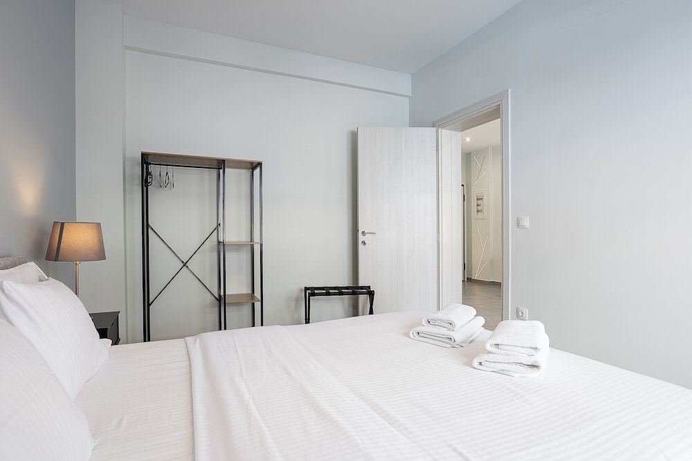The Omnia Collection Pagrati 28/60
