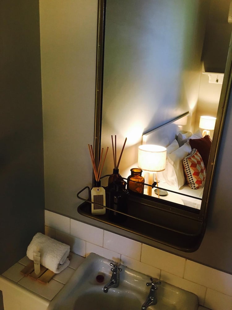 HEALESVILLE HOTEL 35/50