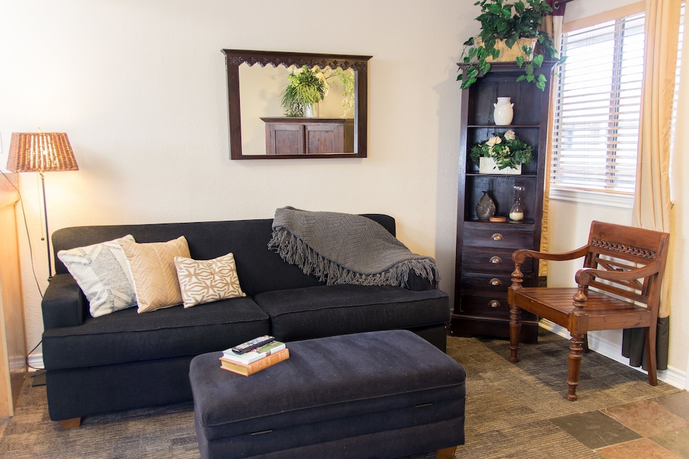 Vineyard Court Designer Suites Hotel 31/56