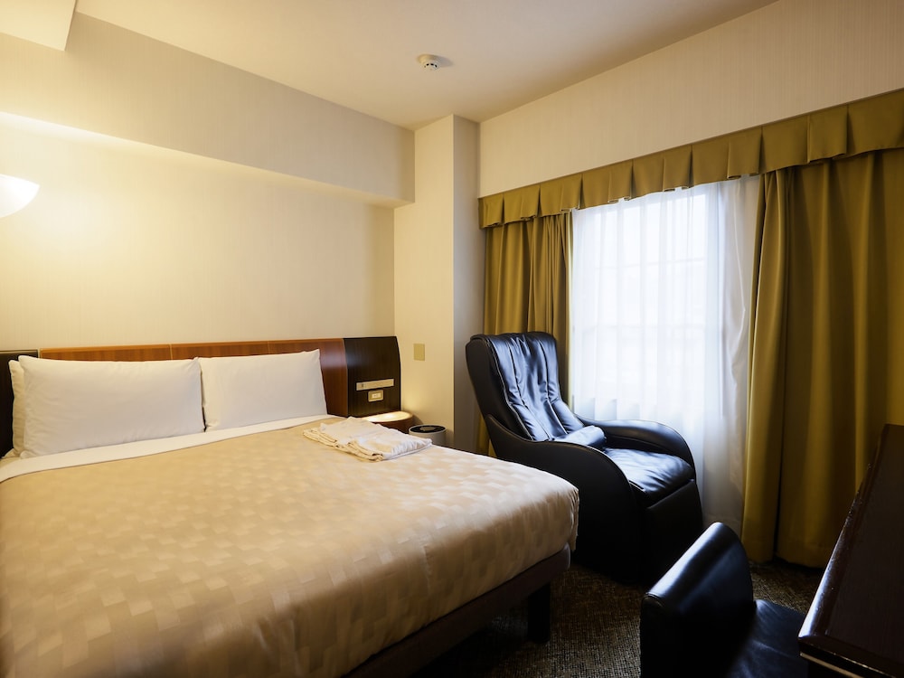 DELUXE, DOUBLE BED, SMOKING