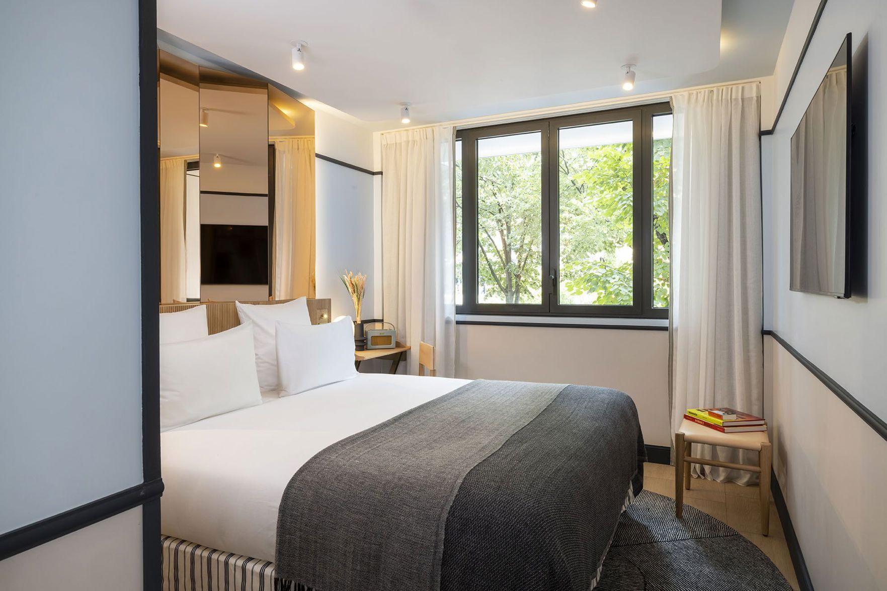 Petite, Double Bed
