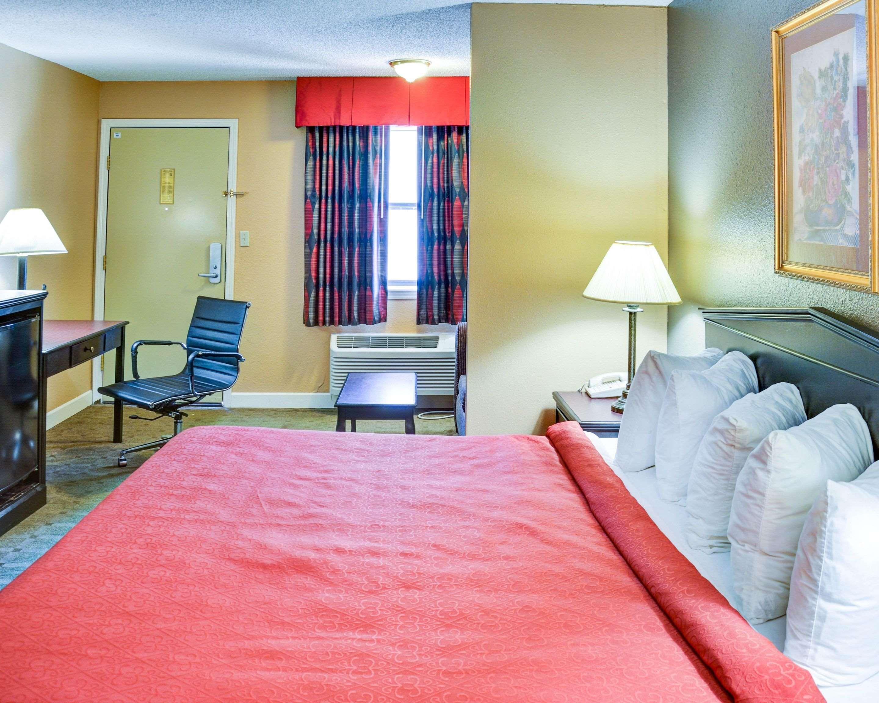 جناح بسرير كينج، Quality Inn and Suites Hot Springs Lake Hamilton 3/6