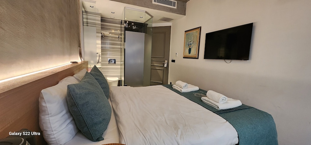 Aleksandr Pera Hotel 14/50