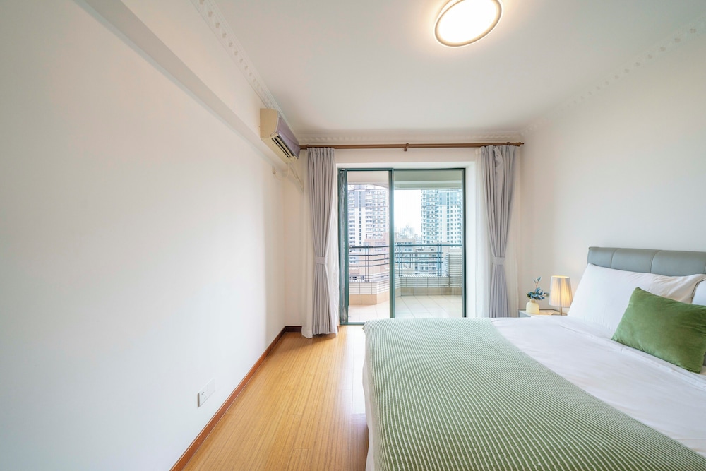 3 BEDROOMS, CITY, SUITE, 2 BATHROOMS