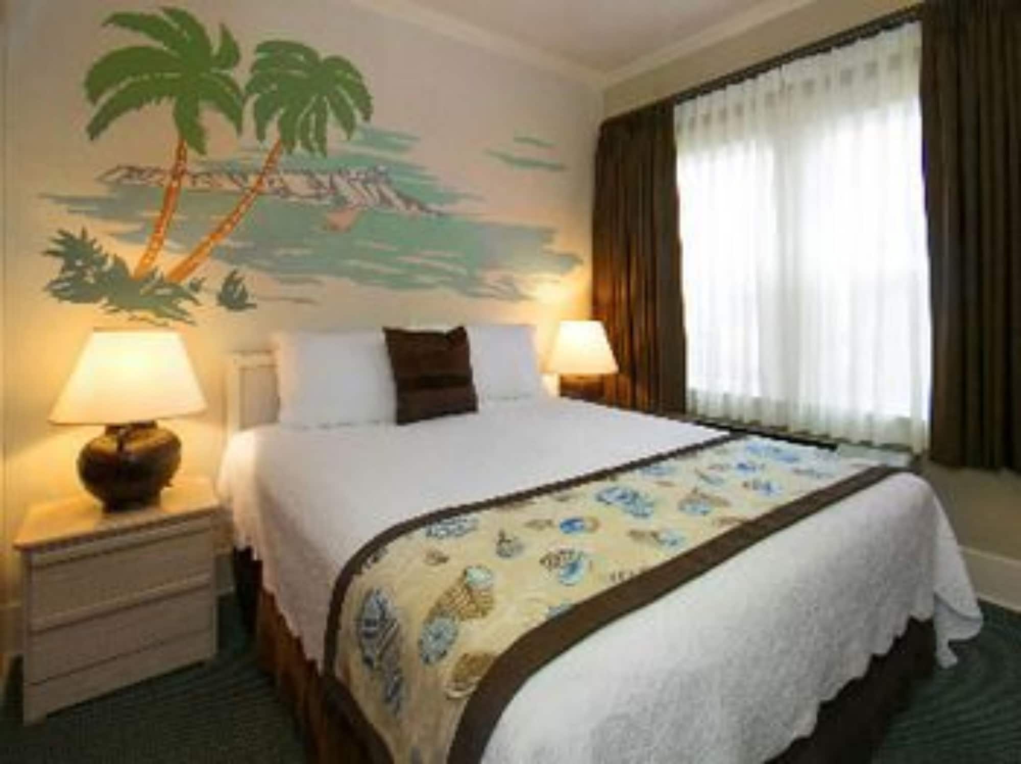 Courtyard, Queen Bed