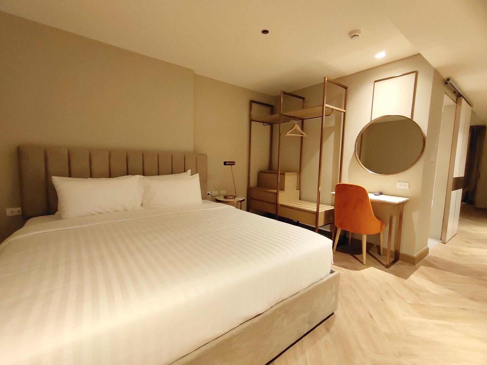 Family, 1 King and 1 Single Beds, No Window, Sofa, Bathtub