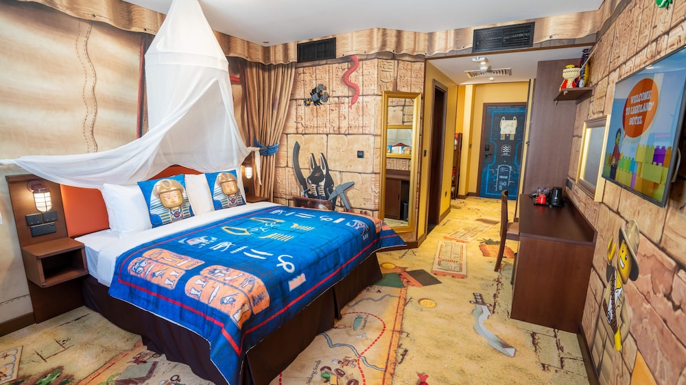 Adventure Themed Room WITH PARK ACCESS