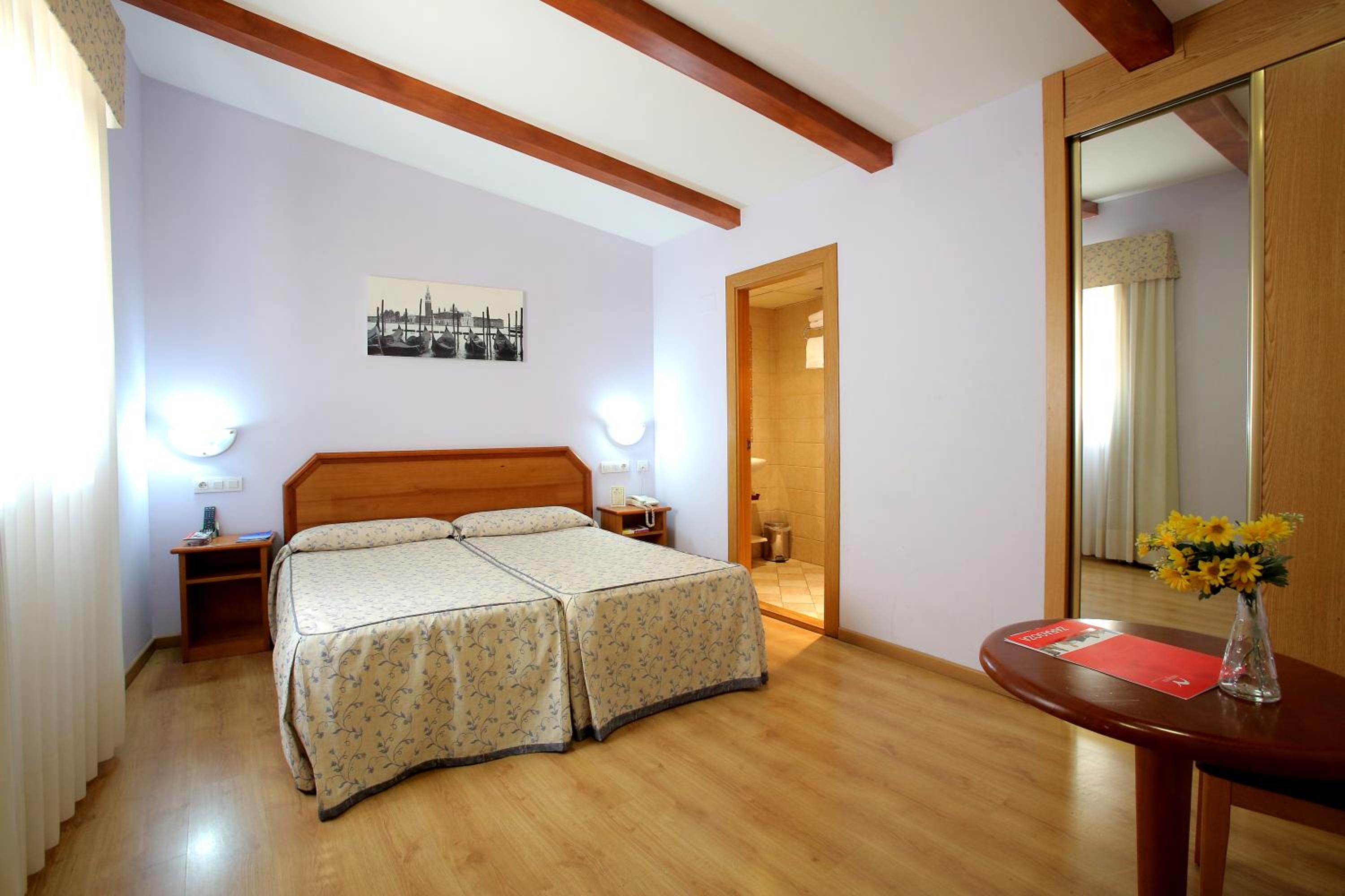 Room, Double or Twin Bed, Balcony, Hispania 4/10