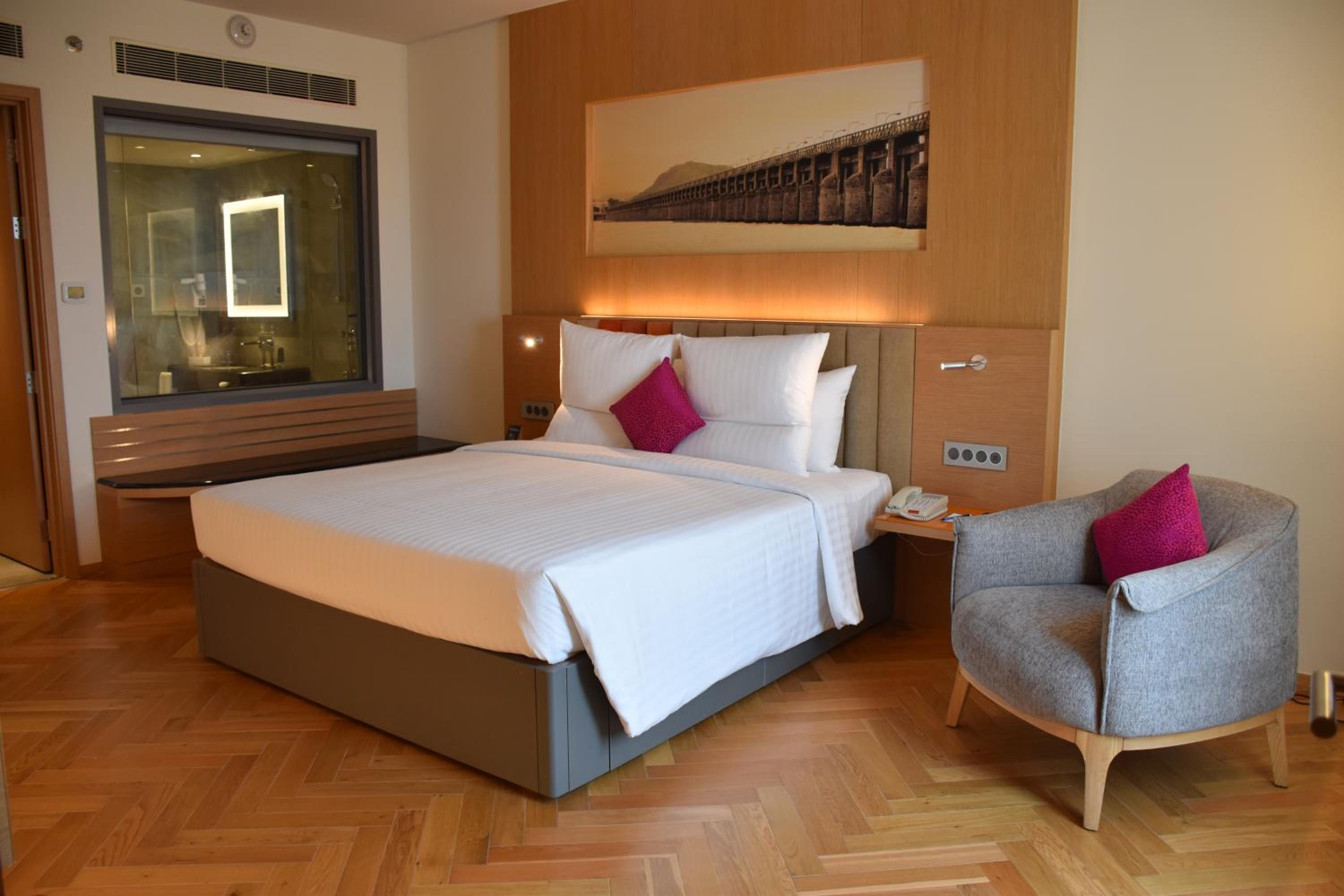 Executive, Suite, King Bed, Queen Bed