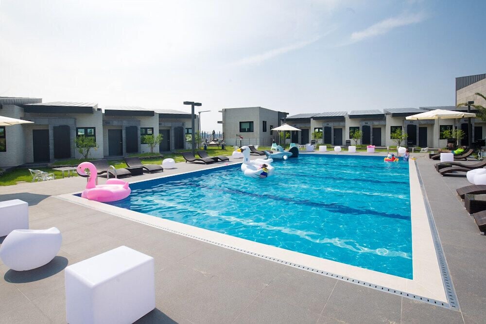 Christmas Resort 32/33
