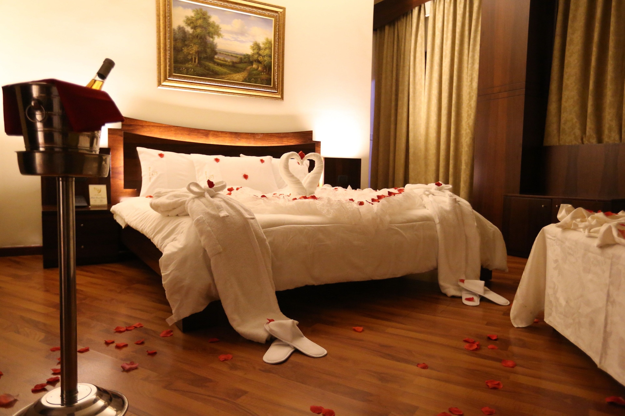 JUNIOR, KING BED