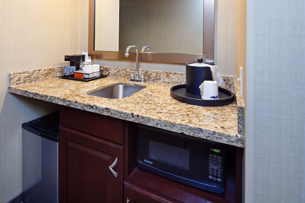 Hampton Inn Suites Agoura Hill 43/46