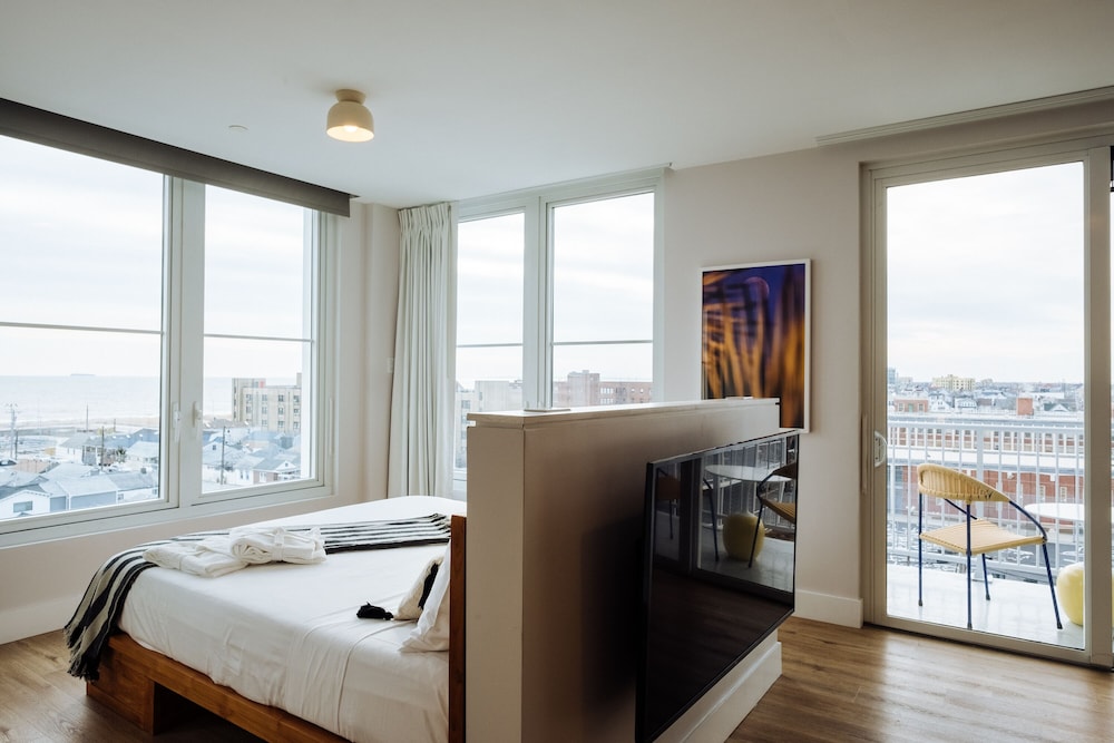 JUNIOR SUITE, KING BED, OCEAN VIEW, TERRACE, ACCESSIBLE