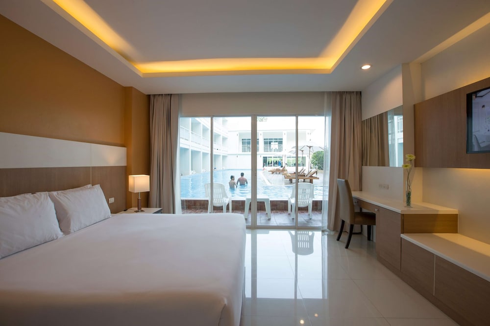Deluxe, King Bed, Pool Access
