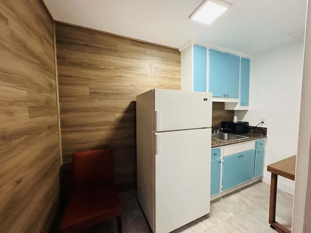 Casa Blanca Inn & Suites 4/67
