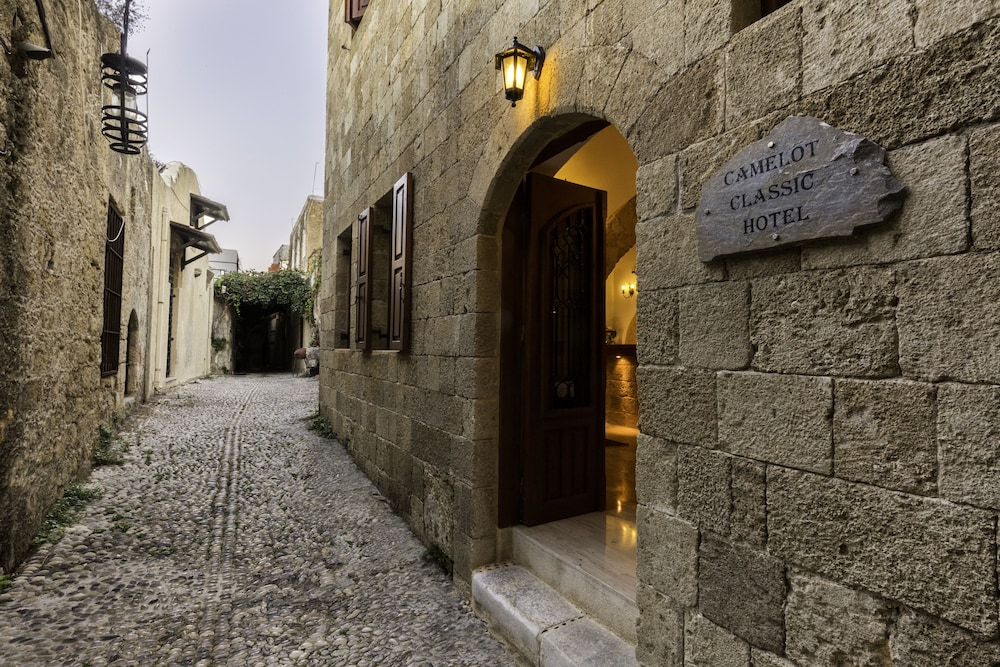 Camelot Traditional And Classic Hotel 4/56