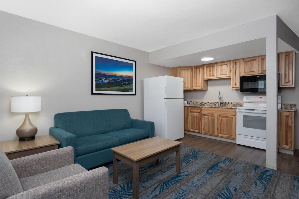 Days Inn and Suites by Wyndham Downtown Missoula-University 39/66