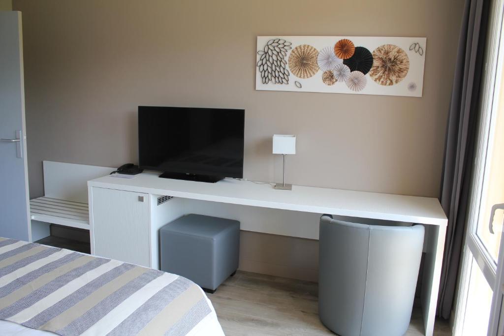 جناح جونيور، Hotel Le Quincangrogne 4/4