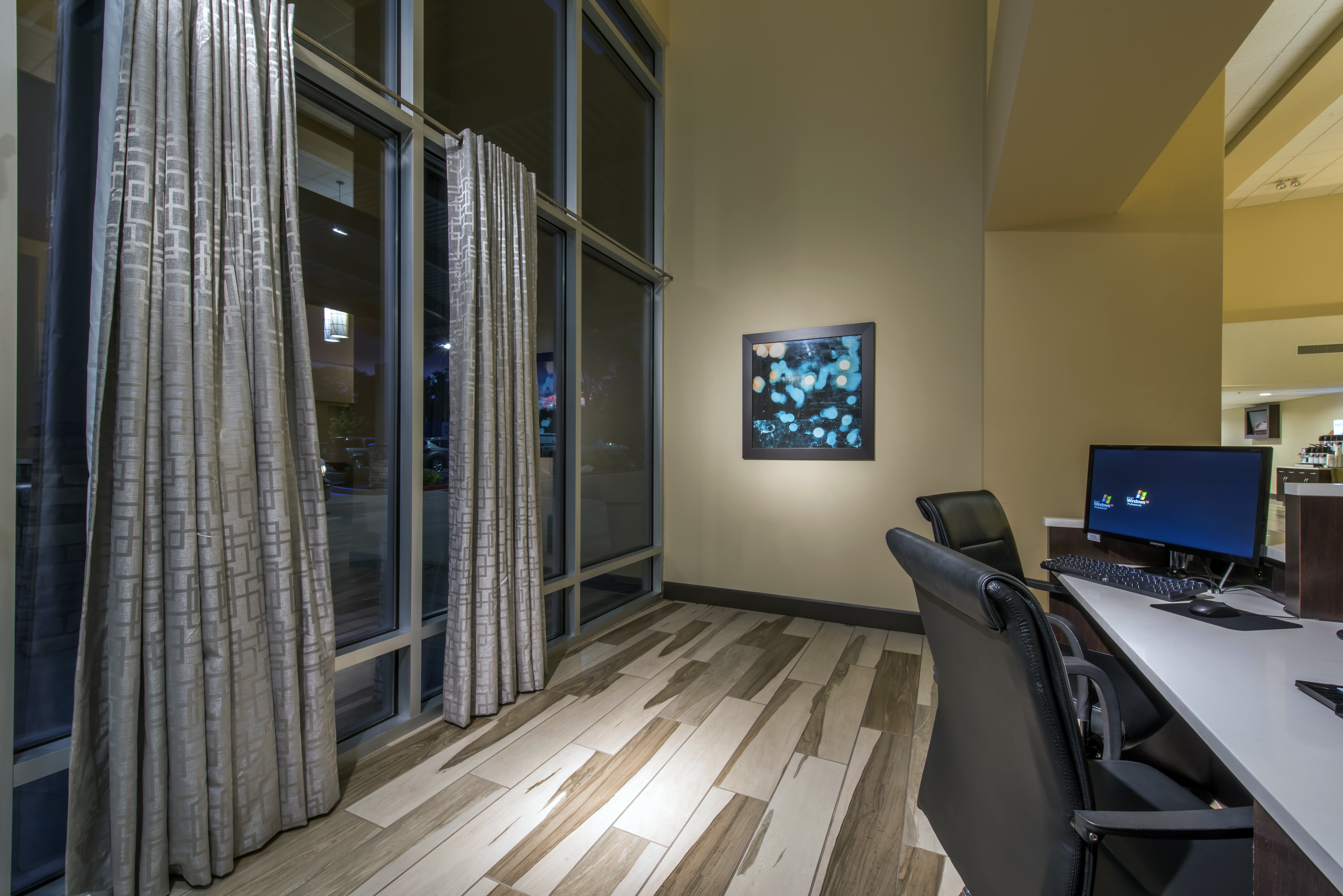 Holiday Inn Express Suites Colorado Springs Central 70/80