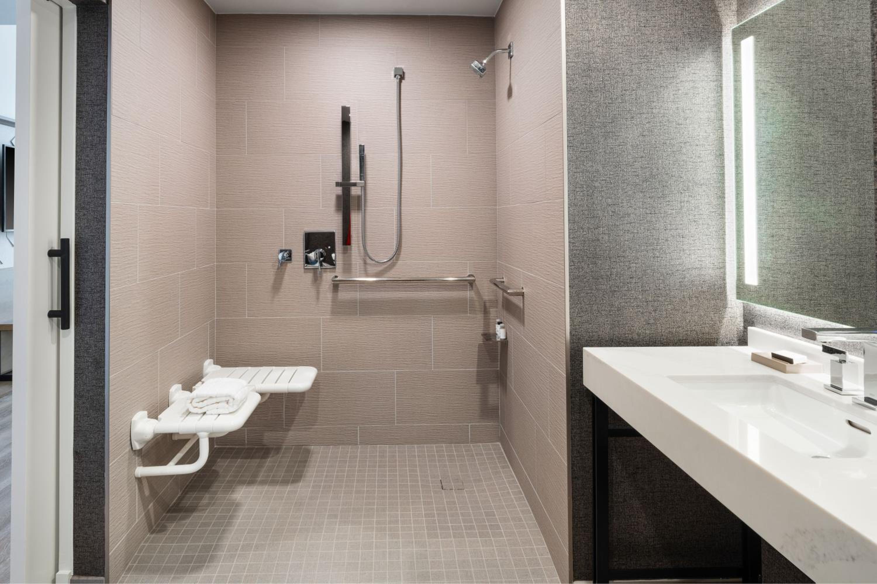 Guest Room, 2 Queen Beds, Golf Course View, Club Lounge Access، Sheraton Flowood The Refuge Hotel & Conference Center 5/8
