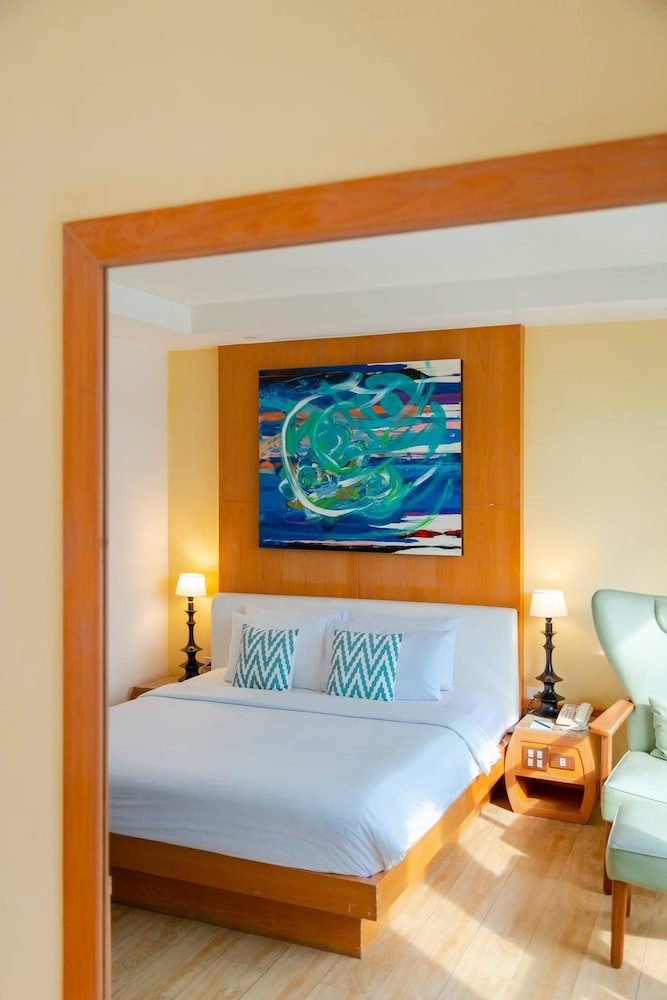 PINNACLE, KING BED
